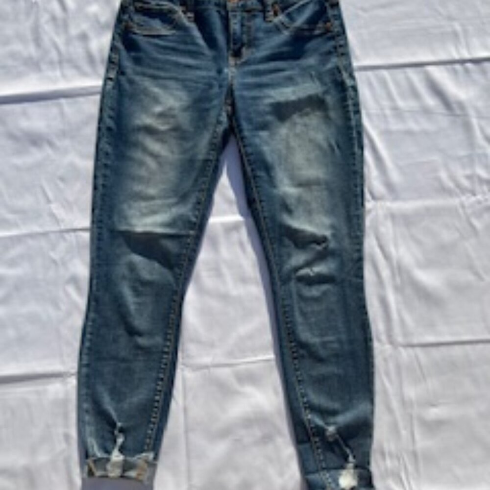 Maurices Skinny Jeans Size Small / Regular Medium Wash Frayed Cuffs